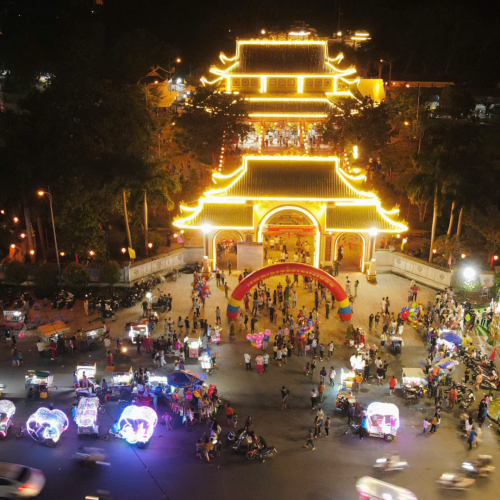 Không gian trưng bày sản phẩm và quảng bá ẩm thực sôi động tại Lễ hội truyền thống kỷ niệm ngày mất Bà Mạc Mi Cô và Ông Mạc Thiên Tích